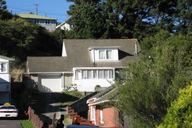 Photo of property in 74 Newlands Road, Newlands, Wellington, 6037