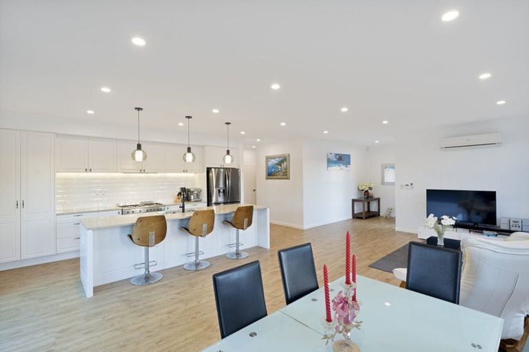 Photo of property in 25 Gilbransen Road, Kumeu, 0810