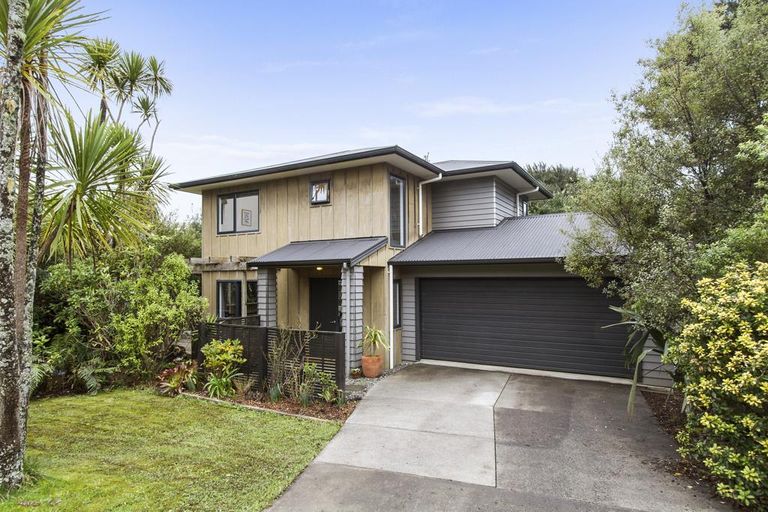 Photo of property in 1024 Scenic Drive North, Swanson, Auckland, 0816