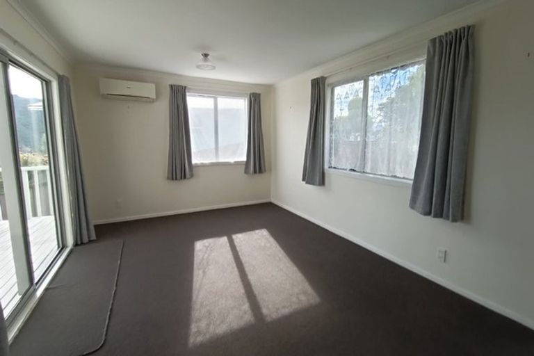 Photo of property in 27 Aniseed Grove, Timberlea, Upper Hutt, 5018