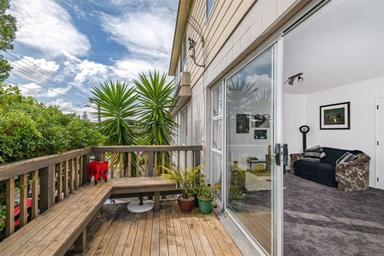 Photo of property in 2/22 North Avenue, Narrow Neck, Auckland, 0624
