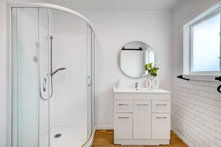 Photo of property in 1/9 Corrella Road, Belmont, Auckland, 0622