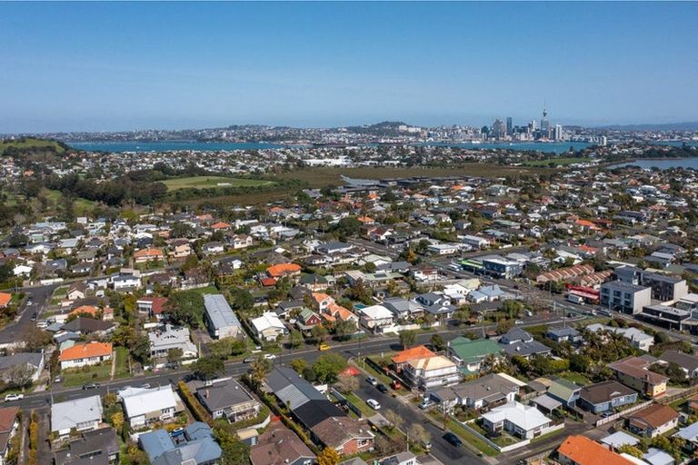 Photo of property in 3/50 Old Lake Road, Narrow Neck, Auckland, 0624