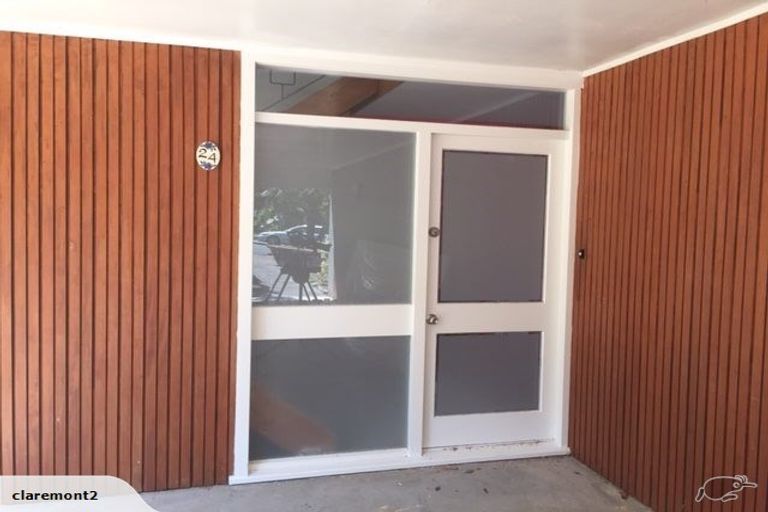 Photo of property in 24 Holdaway Avenue, Northcote, Auckland, 0627