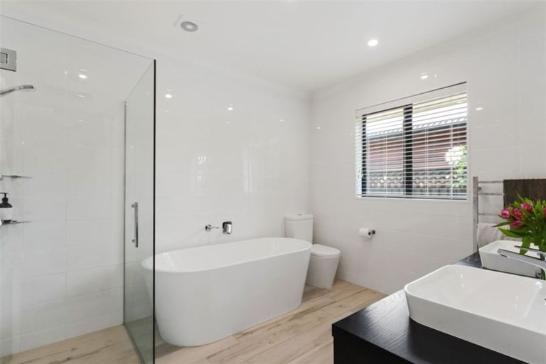 Photo of property in 11 Penhelig Place, Burnside, Christchurch, 8053