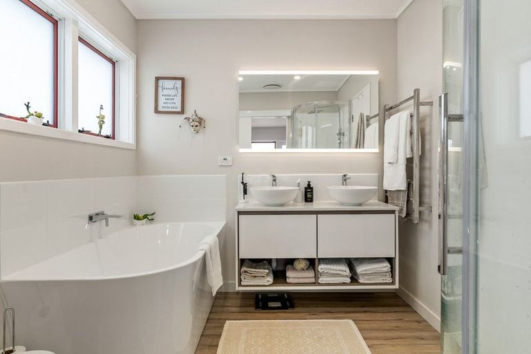 Photo of property in 81 Seaview Road, Paremata, Porirua, 5024