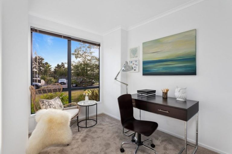 Photo of property in 17 Admirals Court Drive, Greenhithe, Auckland, 0632