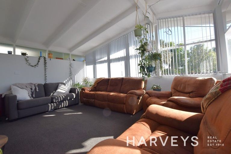 Photo of property in 13 Eastglen Road, Glen Eden, Auckland, 0602