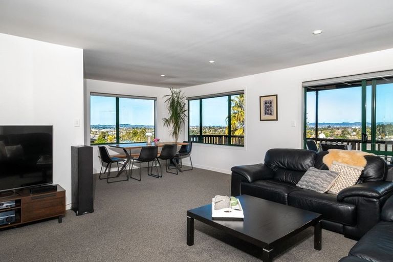 Photo of property in 8a Worthington Place, West Harbour, Auckland, 0618