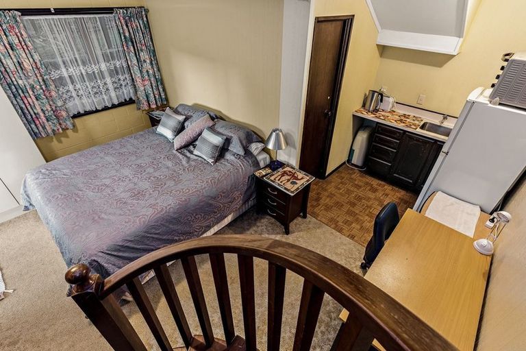 Photo of property in 42 Holyoake Place, Chatswood, Auckland, 0626