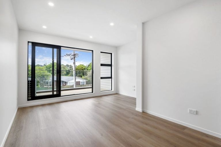 Photo of property in 8/94 Godley Road, Green Bay, Auckland, 0604