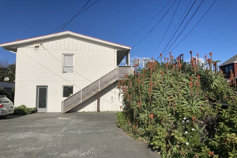 Photo of property in 2/105 Apu Crescent, Lyall Bay, Wellington, 6022