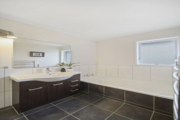 Photo of property in 2/3 Opal Avenue, Pakuranga, Auckland, 2010