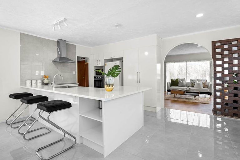 Photo of property in 3 Cheam Place, Pakuranga Heights, Auckland, 2010