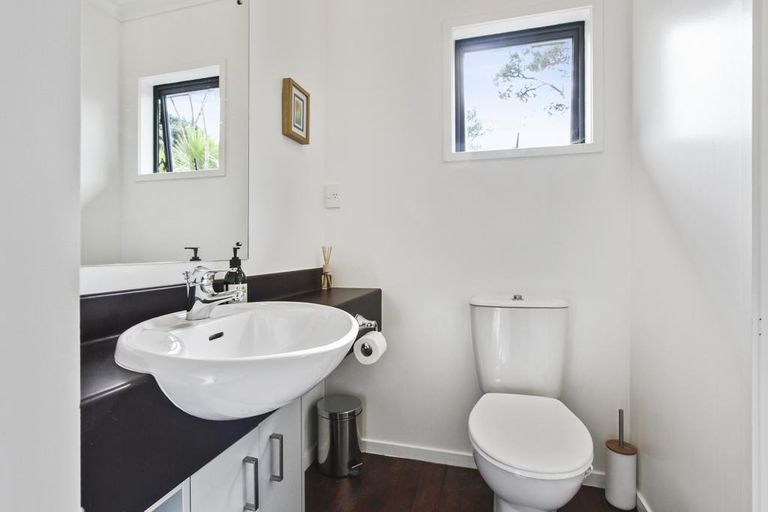 Photo of property in 1024 Scenic Drive North, Swanson, Auckland, 0816