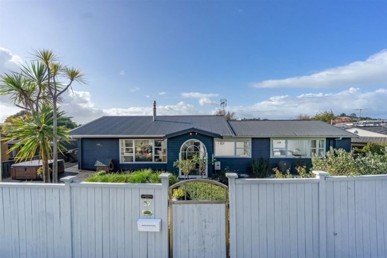 Photo of property in 32 Fairway Avenue, Red Beach, 0932