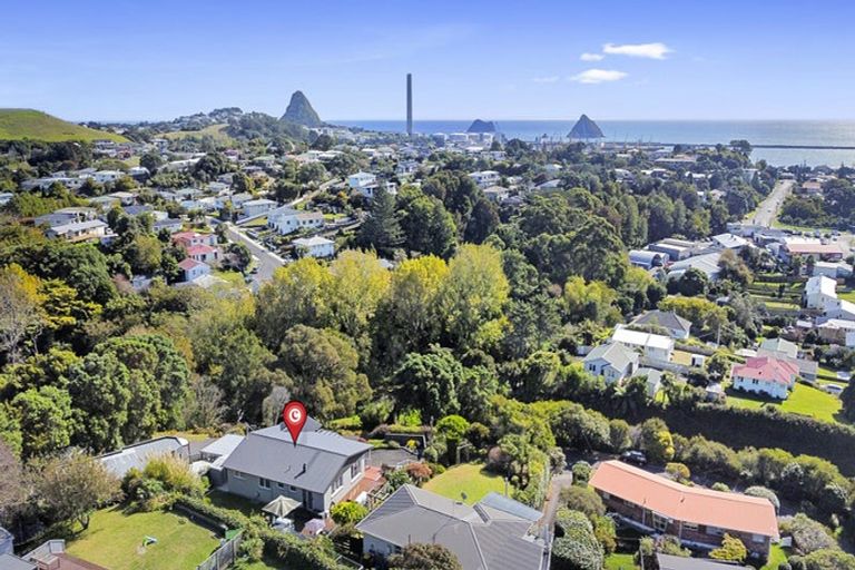 Photo of property in 38 Seaview Road, Marfell, New Plymouth, 4310
