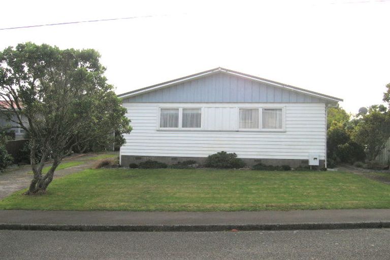 Photo of property in 4 Alder Place, Newlands, Wellington, 6037