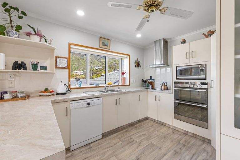 Photo of property in 5 Moana View Road, Waikawa, Picton, 7220