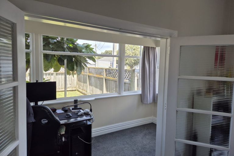 Photo of property in 17 Apu Crescent, Lyall Bay, Wellington, 6022