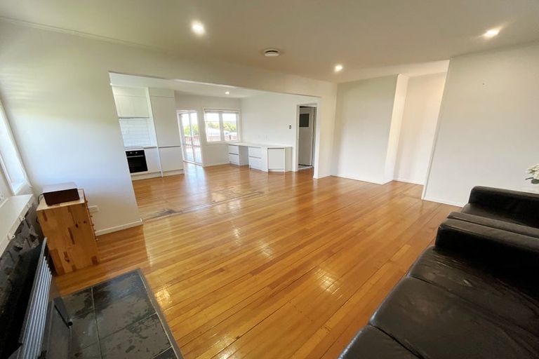 Photo of property in 4 Paton Avenue, Te Atatu South, Auckland, 0610