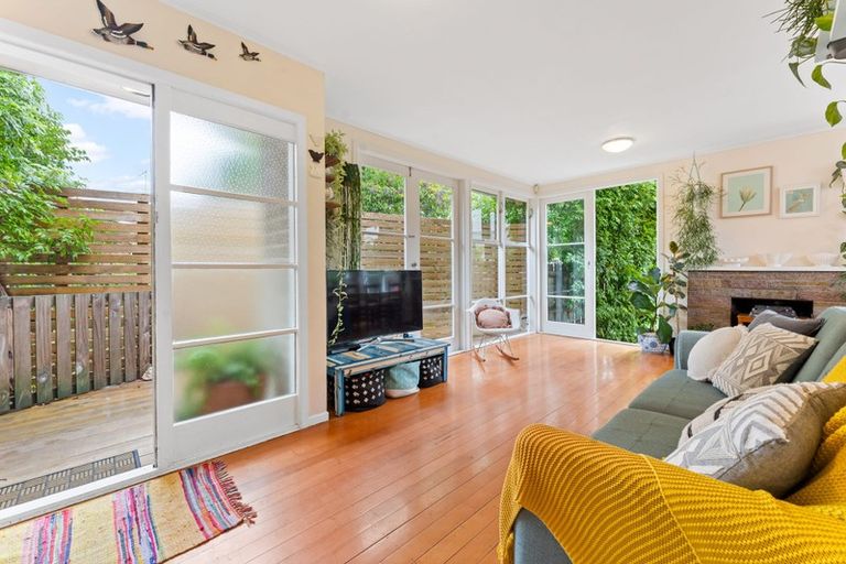 Photo of property in 1/48 Woodside Avenue, Northcote, Auckland, 0627