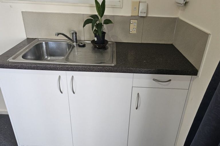 Photo of property in 127 Hobsonville Road, West Harbour, Auckland, 0618