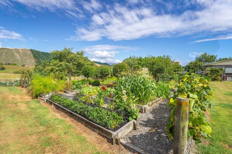 Photo of property in 101 Forest Lakes Road, Otaki, 5583