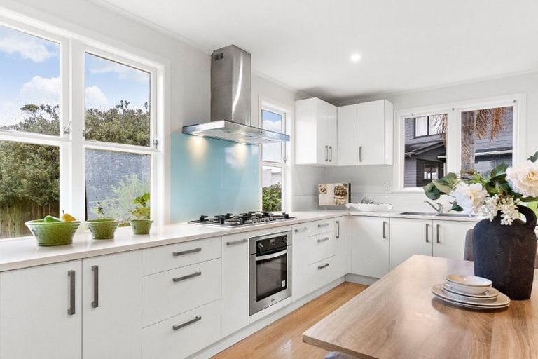 Photo of property in 14 Roseneath Place, Birkdale, Auckland, 0626