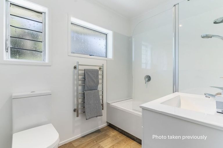 Photo of property in 8b Havana Place, Glenfield, Auckland, 0629