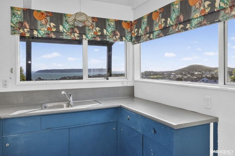 Photo of property in 129 Gloaming Hill, Titahi Bay, Porirua, 5022