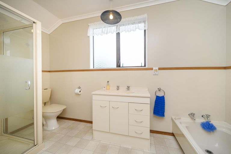 Photo of property in 73 Wood Street, Takaro, Palmerston North, 4410