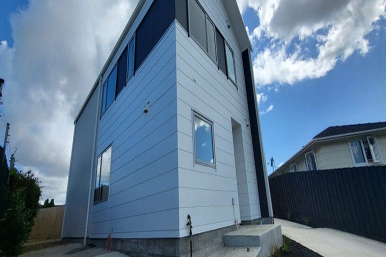 Photo of property in 15a Chadwick Crescent, Mangere East, Auckland, 2024