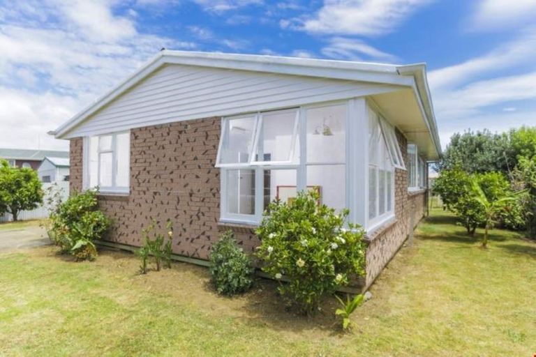 Photo of property in 49 Convair Crescent, Mangere, Auckland, 2022