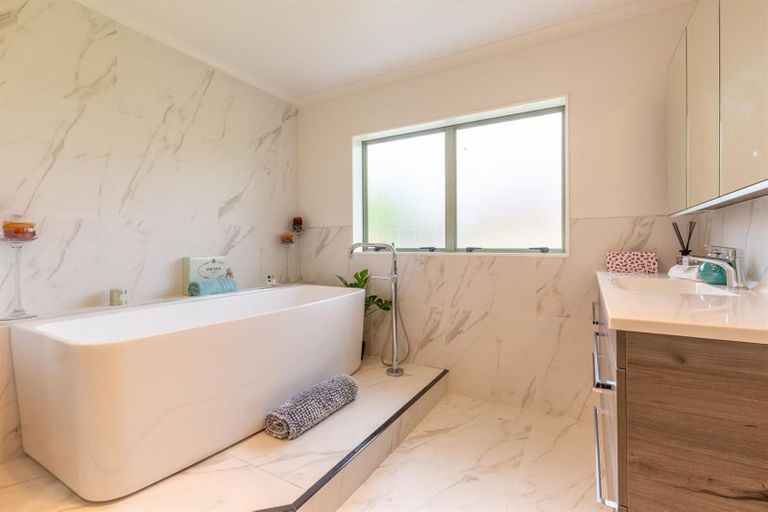 Photo of property in 6 Hogarth Rise, West Harbour, Auckland, 0618