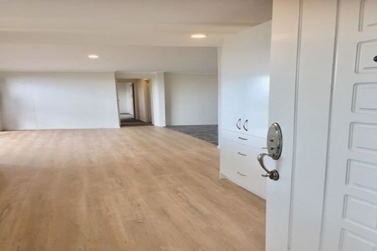 Photo of property in 18 Cliff View Drive, Green Bay, Auckland, 0604