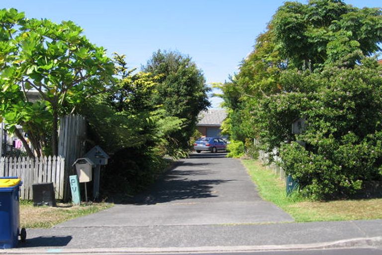 Photo of property in 6 Jumento Place, Unsworth Heights, Auckland, 0632