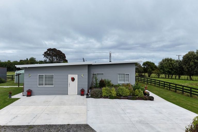 Photo of property in 43 Carrs Road, Urenui, 4377