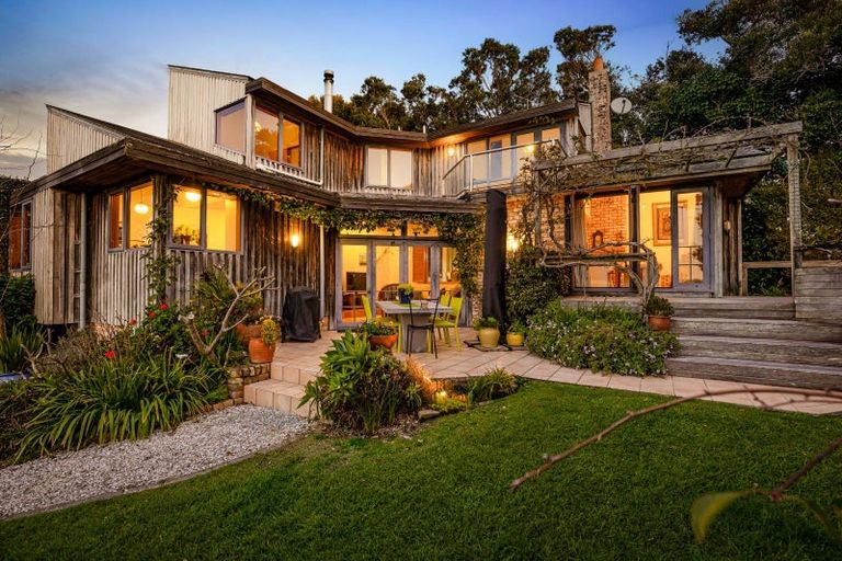 Photo of property in 28 The Crescent, Tindalls Beach, Whangaparaoa, 0930