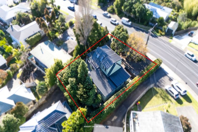 Photo of property in 28 Sunset Road, Unsworth Heights, Auckland, 0632