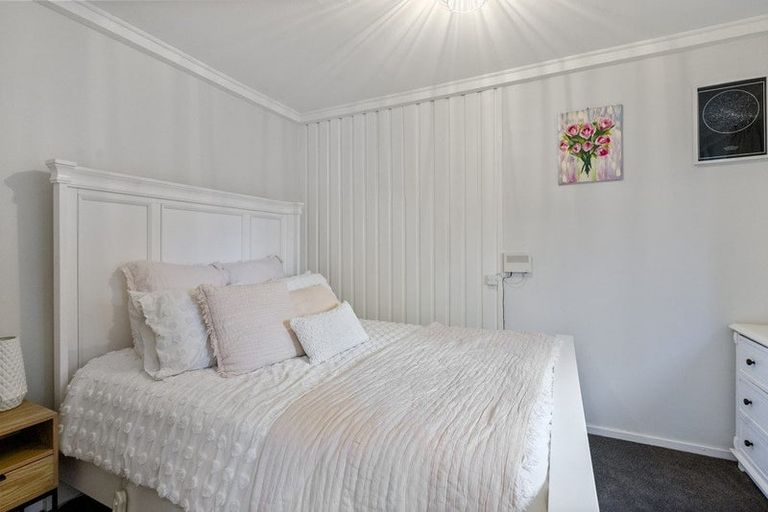 Photo of property in 10 Whitby Place, Westown, New Plymouth, 4310