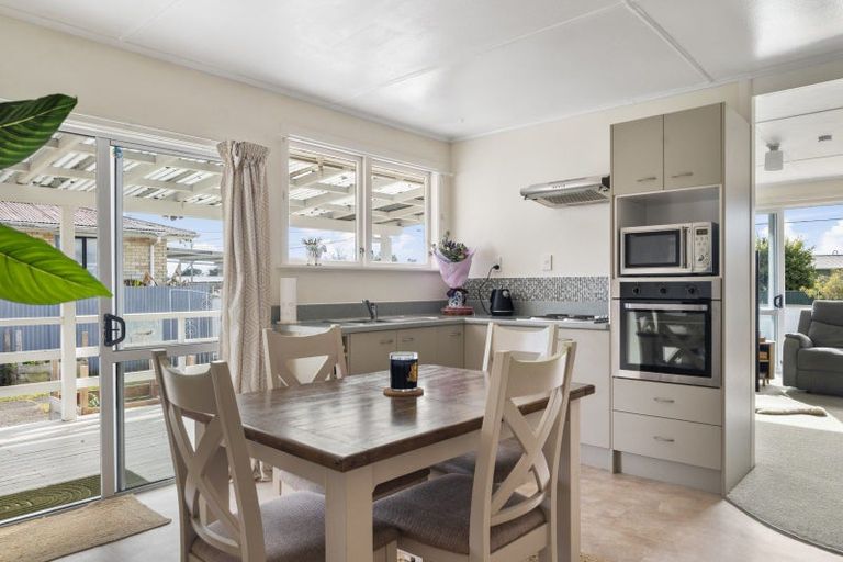 Photo of property in 2 Tapsell Road, Fairy Springs, Rotorua, 3015