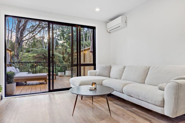 Photo of property in 33 Tokai Place, Glen Eden, 0602