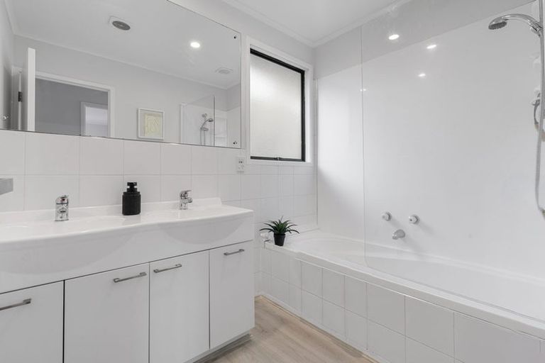 Photo of property in 8 Tilia Place, Totara Heights, Auckland, 2105