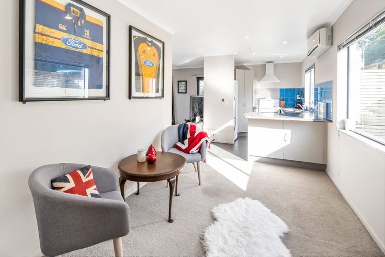 Photo of property in 29 Stewart Drive, Newlands, Wellington, 6037