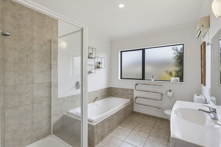Photo of property in 1 William Noel Place, Waikanae Beach, Waikanae, 5036