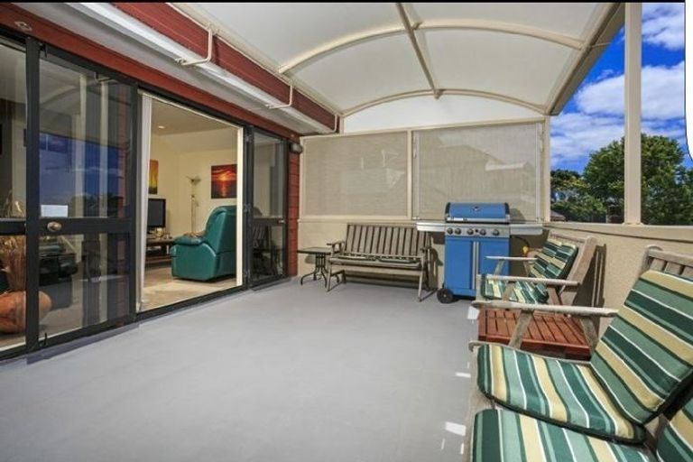 Photo of property in 2/142 Sunset Road, Unsworth Heights, Auckland, 0632