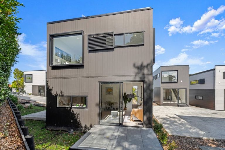 Photo of property in 8/10 Hutchinsons Road, Bucklands Beach, Auckland, 2014