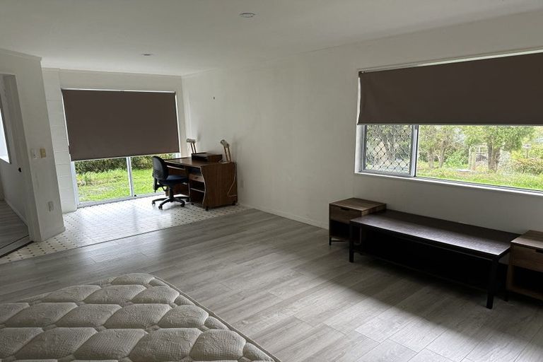 Photo of property in 31 Masterton Road, Rothesay Bay, Auckland, 0630