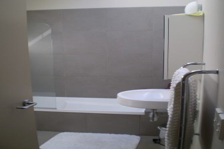 Photo of property in 21/2 Onslow Road, Khandallah, Wellington, 6035